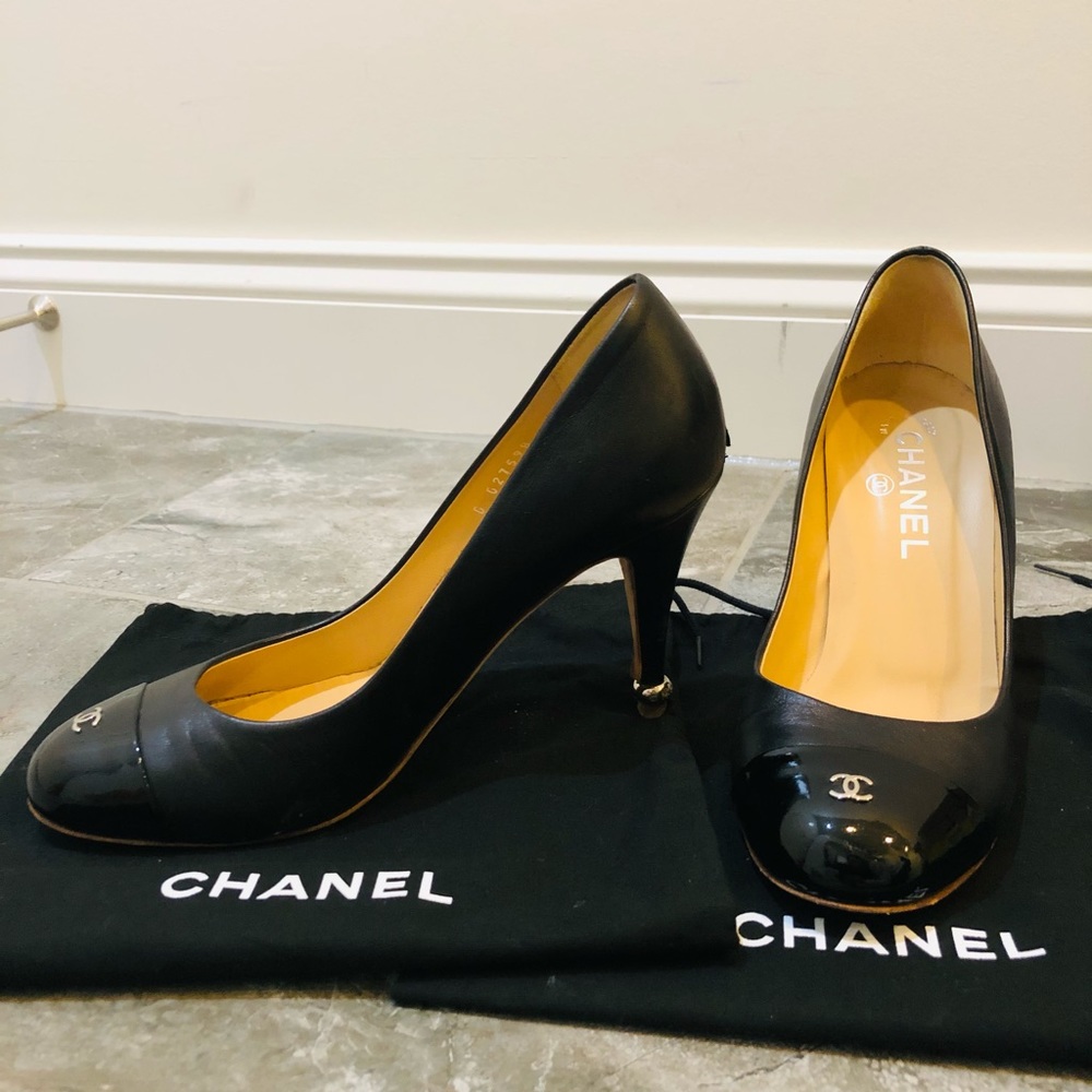 CHANEL Round Toe Leather Pumps